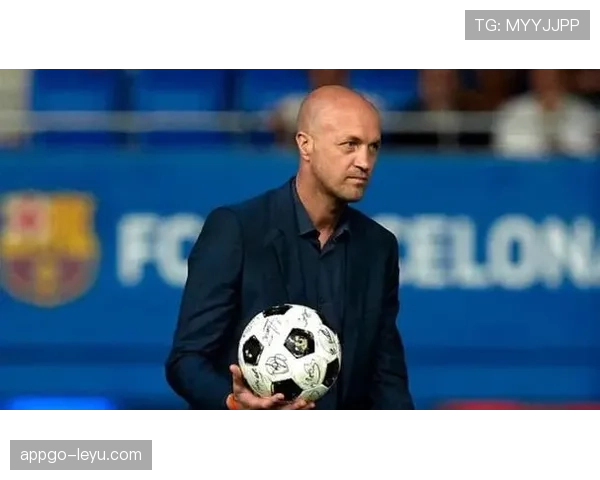 克鲁伊夫足球哲学影响下的现代足球：战术创新与团队精神的深度融合